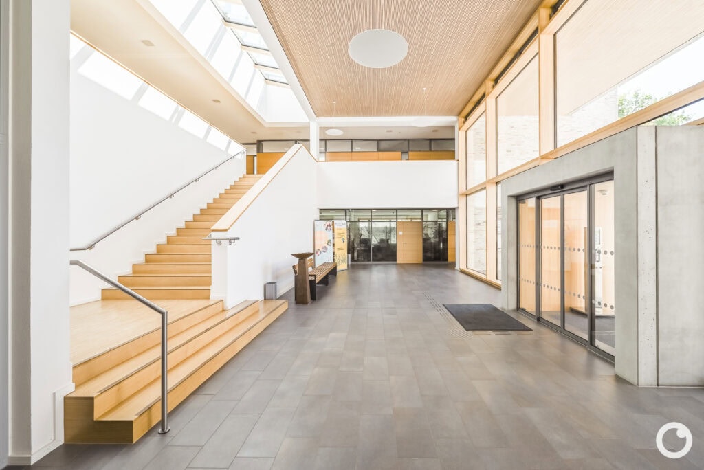 Innenansicht des Neuen Rathauses in Schallstadt, Bauherr Gemeinde Schallstadt, Architekten OHO Architekten Stuttgart, 2021. Foto: Bertrand Weiss, weissfotografie.com