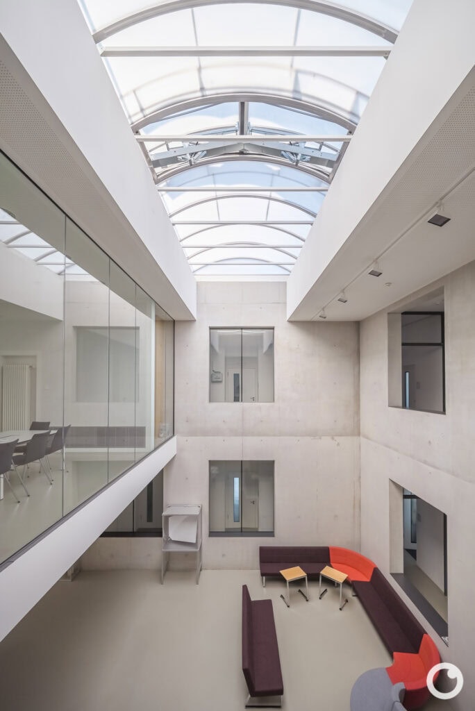 Innenraum des Forschungszentrums Technische Universität Freiburg in Freiburg, ArGe Architekten, 2017. Foto: Bertrand Weiss, weissfotografie.com