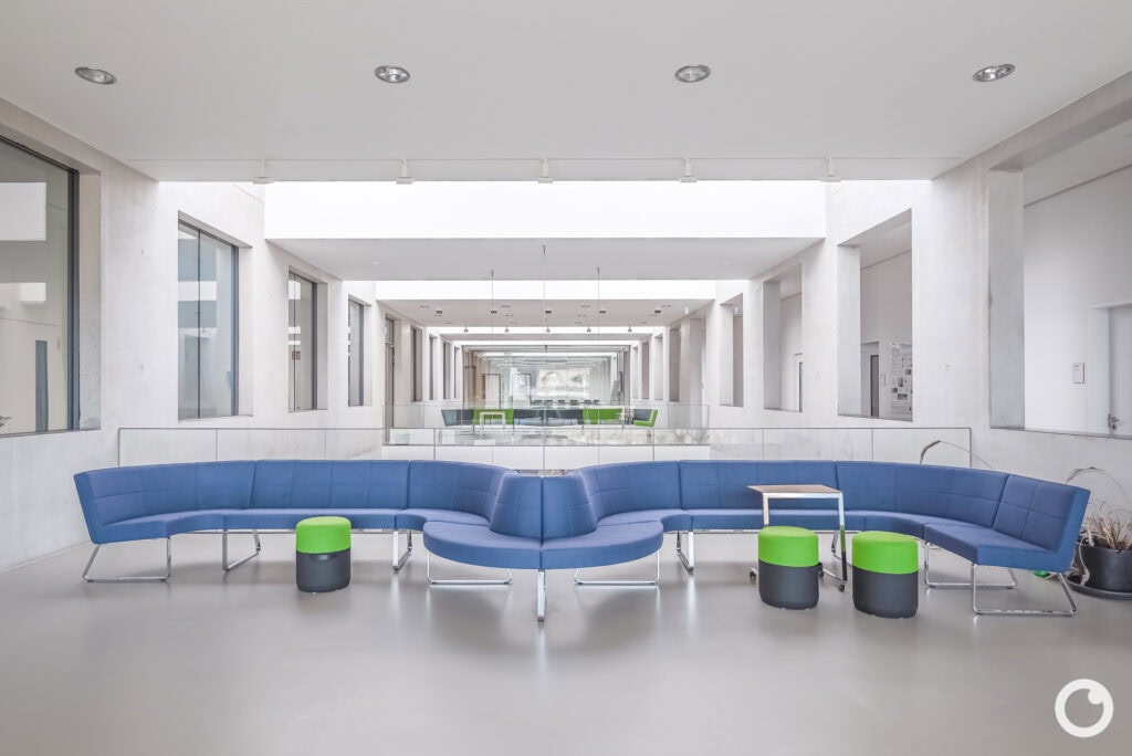 Innenraum des Forschungszentrums Technische Universität Freiburg in Freiburg, ArGe Architekten, 2017. Foto: Bertrand Weiss, weissfotografie.com
