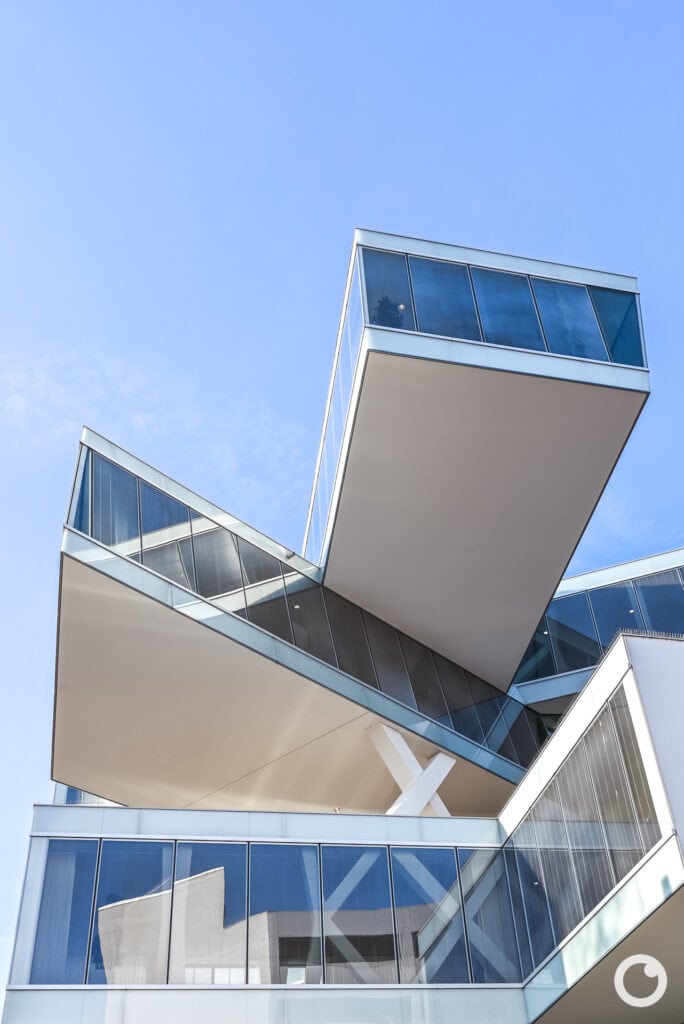 Fassade des Idorsia Campus in Allschwil, Herzog de Meuron, 2025. Foto: Bertrand Weiss, weissfotografie.com Architekturdetail des Idorsia Campus in Allschwil, Idorsia Pharmaceuticals, 2025. Foto: Bertrand Weiss, weissfotografie.com Straßenansicht des Idorsia Campus in Allschwil, Herzog de Meuron, 2025. Foto: Bertrand Weiss, weissfotografie.com