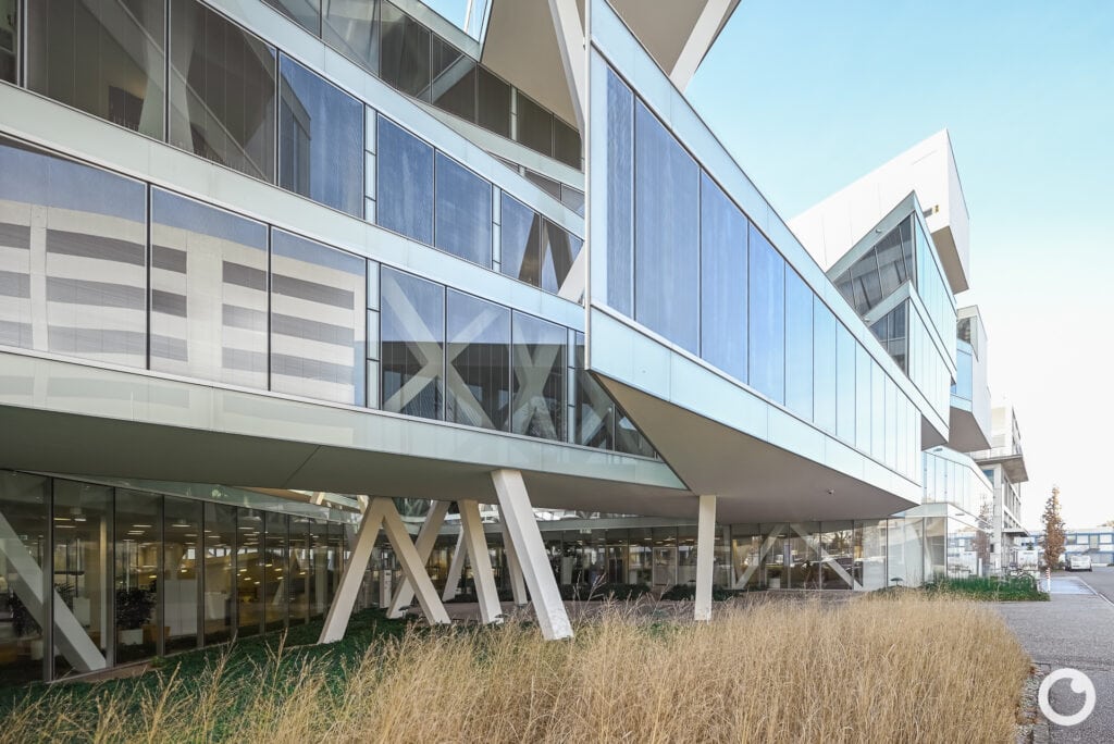 Fassade des Idorsia Campus in Allschwil, Herzog de Meuron, 2025. Foto: Bertrand Weiss, weissfotografie.com Architekturdetail des Idorsia Campus in Allschwil, Idorsia Pharmaceuticals, 2025. Foto: Bertrand Weiss, weissfotografie.com Straßenansicht des Idorsia Campus in Allschwil, Herzog de Meuron, 2025. Foto: Bertrand Weiss, weissfotografie.com