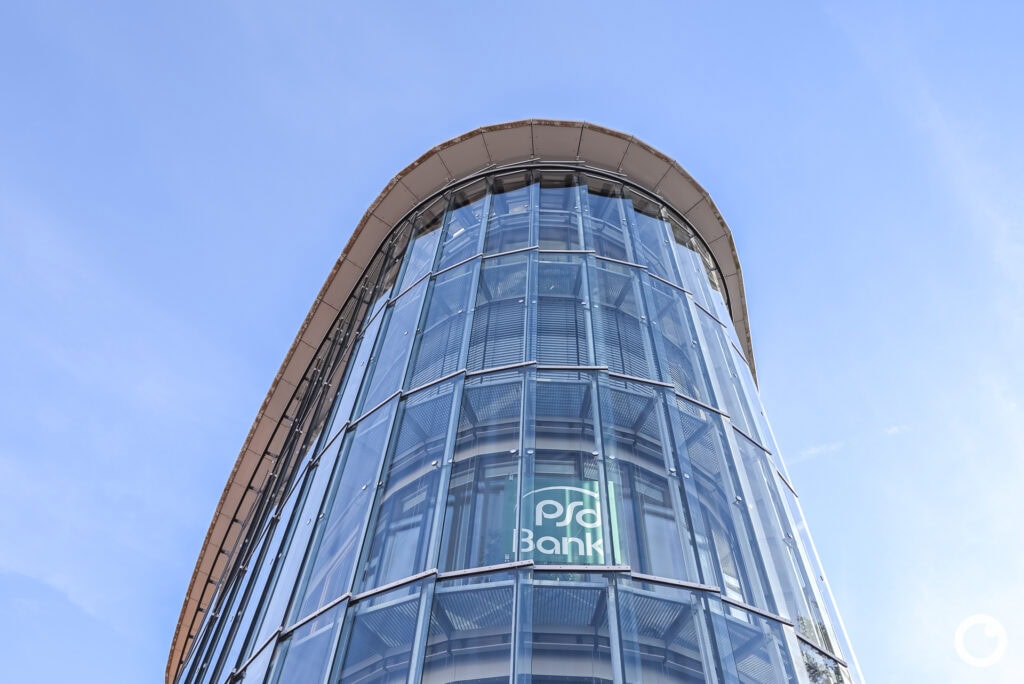 Fassade der PSD Bank in Freiburg, BK2H Architekten, 2006. Foto: Bertrand Weiss, weissfotografie.com Innenraum der PSD Bank in Freiburg, BK2H Architekten, 2006. Foto: Bertrand Weiss, weissfotografie.com