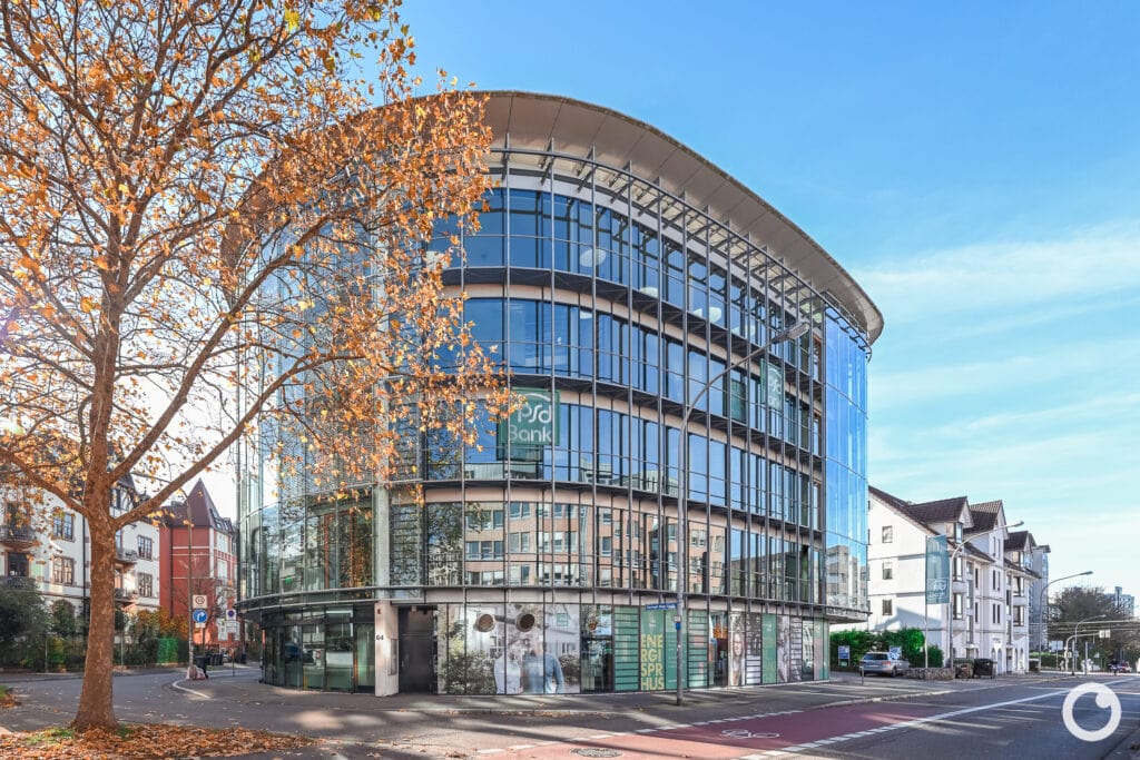 Fassade der PSD Bank in Freiburg, BK2H Architekten, 2006. Foto: Bertrand Weiss, weissfotografie.com Innenraum der PSD Bank in Freiburg, BK2H Architekten, 2006. Foto: Bertrand Weiss, weissfotografie.com