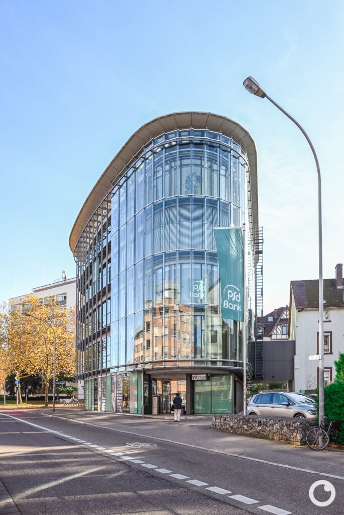 Fassade der PSD Bank in Freiburg, BK2H Architekten, 2006. Foto: Bertrand Weiss, weissfotografie.com Innenraum der PSD Bank in Freiburg, BK2H Architekten, 2006. Foto: Bertrand Weiss, weissfotografie.com