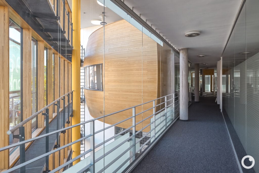 Innenräume der PSD Bank in Freiburg, BK2H Architekten, 2006. Foto: Bertrand Weiss, weissfotografie.com Innenraum der PSD Bank in Freiburg, BK2H Architekten, 2006. Foto: Bertrand Weiss, weissfotografie.com