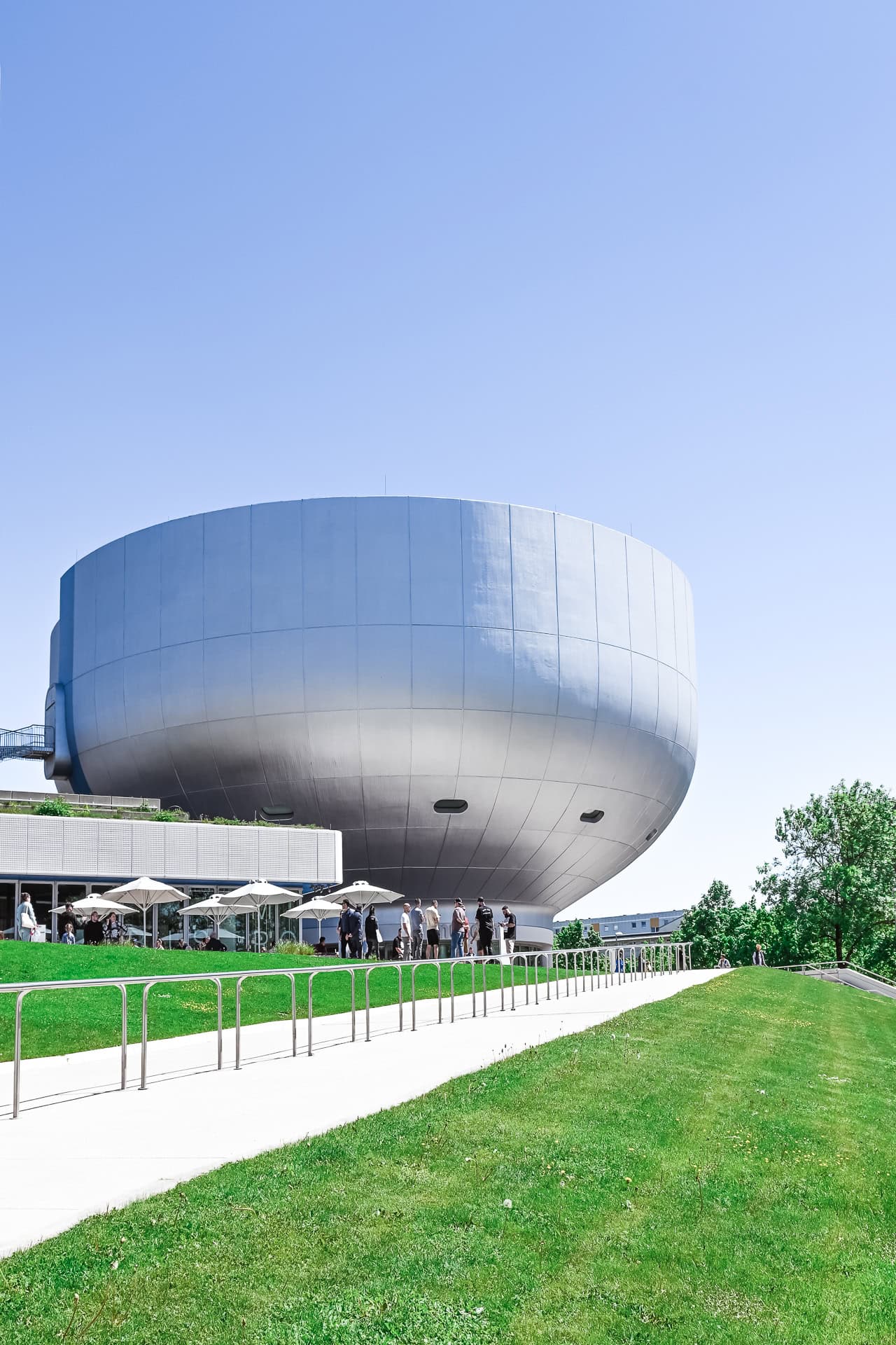 Außenansicht des BMW Museums in München. Architektur von Karl Schwanzer. Foto: Bertrand Weiss, weissfotografie.com.
