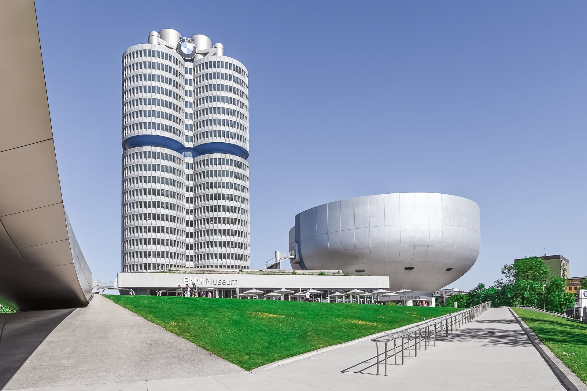 Außenansicht des BMW Museums und BMW Vierzylinders in München. Architektur von Karl Schwanzer. Foto: Bertrand Weiss, weissfotografie.com.