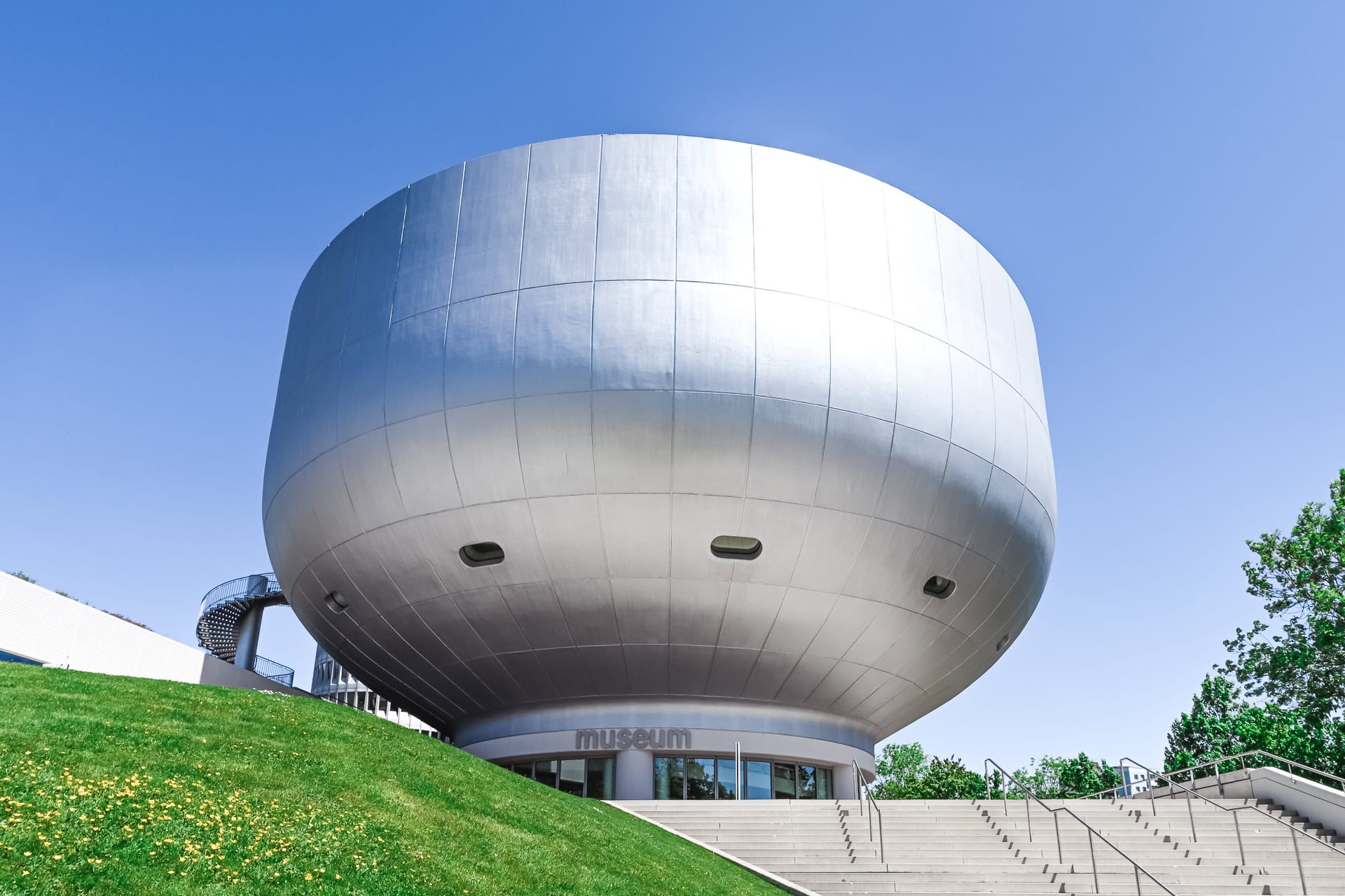 Außenansicht des BMW Museums in München. Architektur von Karl Schwanzer. Foto: Bertrand Weiss, weissfotografie.com.