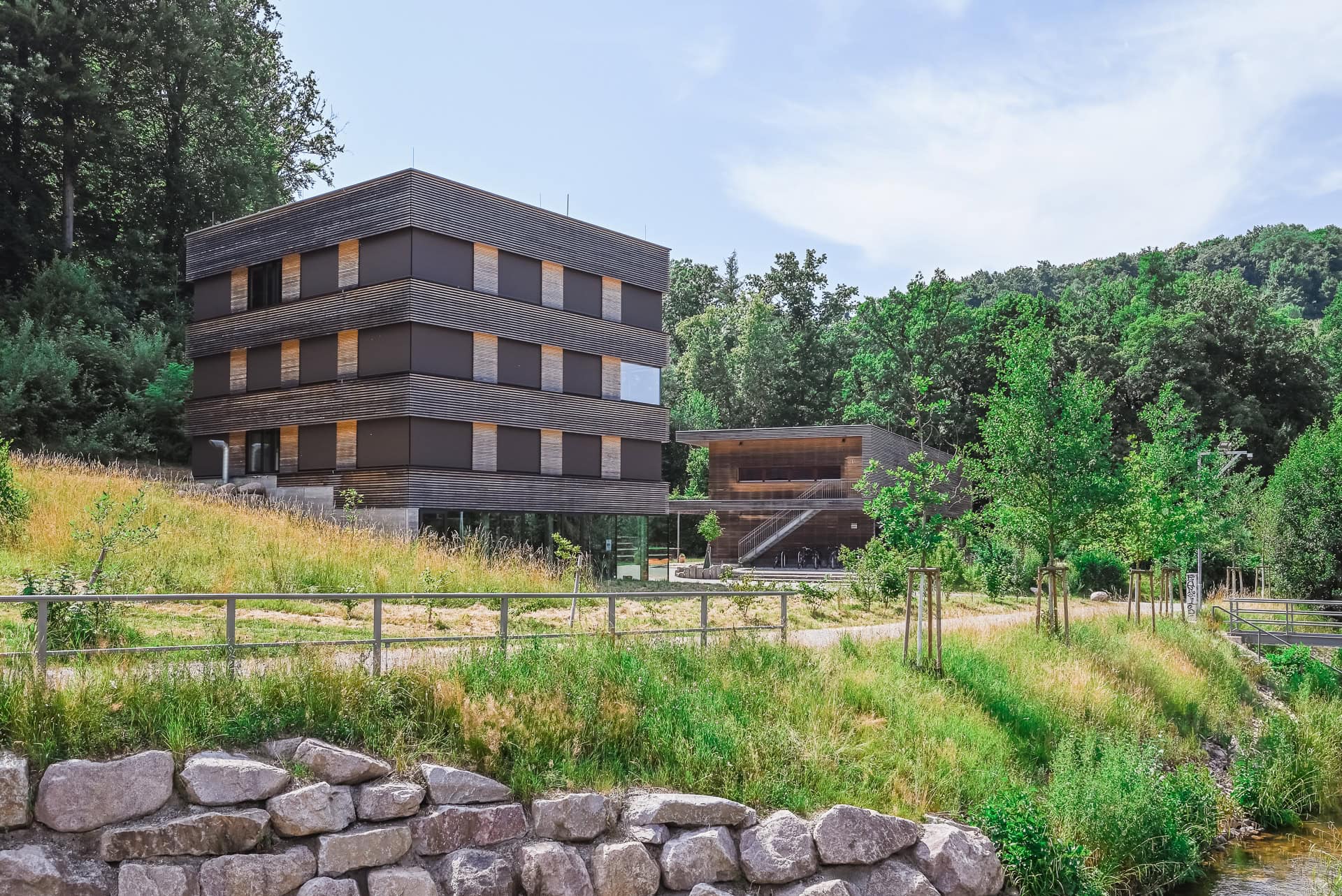 Gesamtansicht des Forstamts Freiburg und des benachbarten WaldHauses. Architektur von Stocker Dewes Architekten BDA. Foto: Bertrand Weiss, weissfotografie.com.