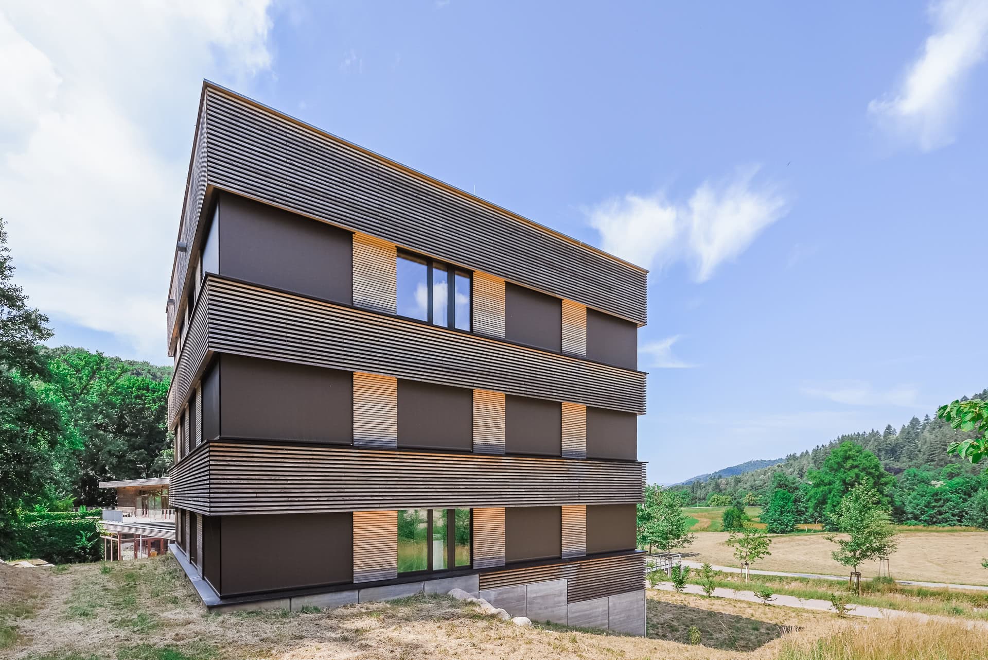 Seitenansicht des Forstamts Freiburg mit markanter Holzfassade. Architektur von Stocker Dewes Architekten BDA. Foto: Bertrand Weiss, weissfotografie.com.