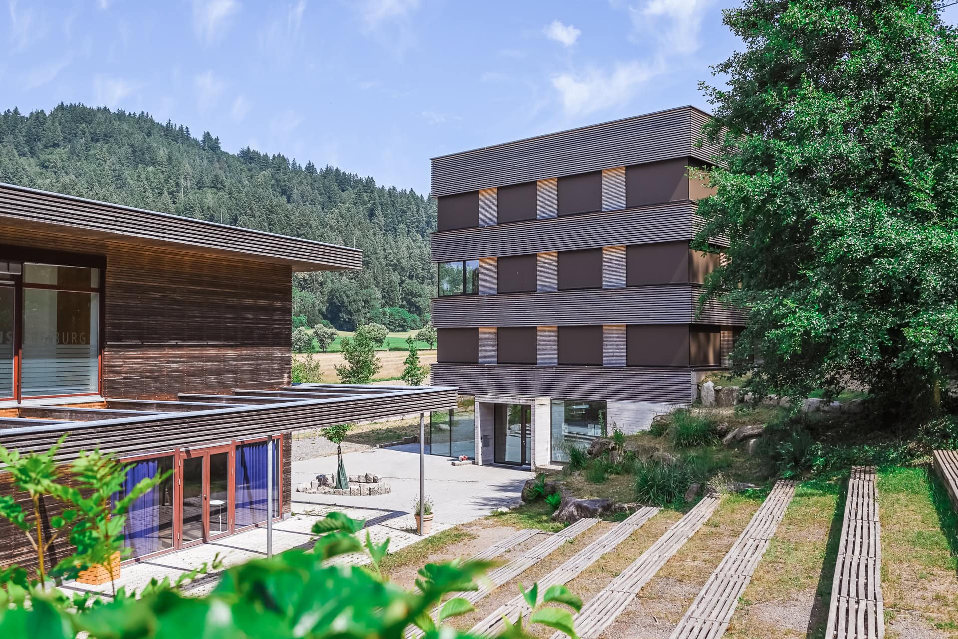 Blick über den Innenhof zum Forstamt Freiburg und dem WaldHaus. Architektur von Stocker Dewes Architekten BDA. Foto: Bertrand Weiss, weissfotografie.com.