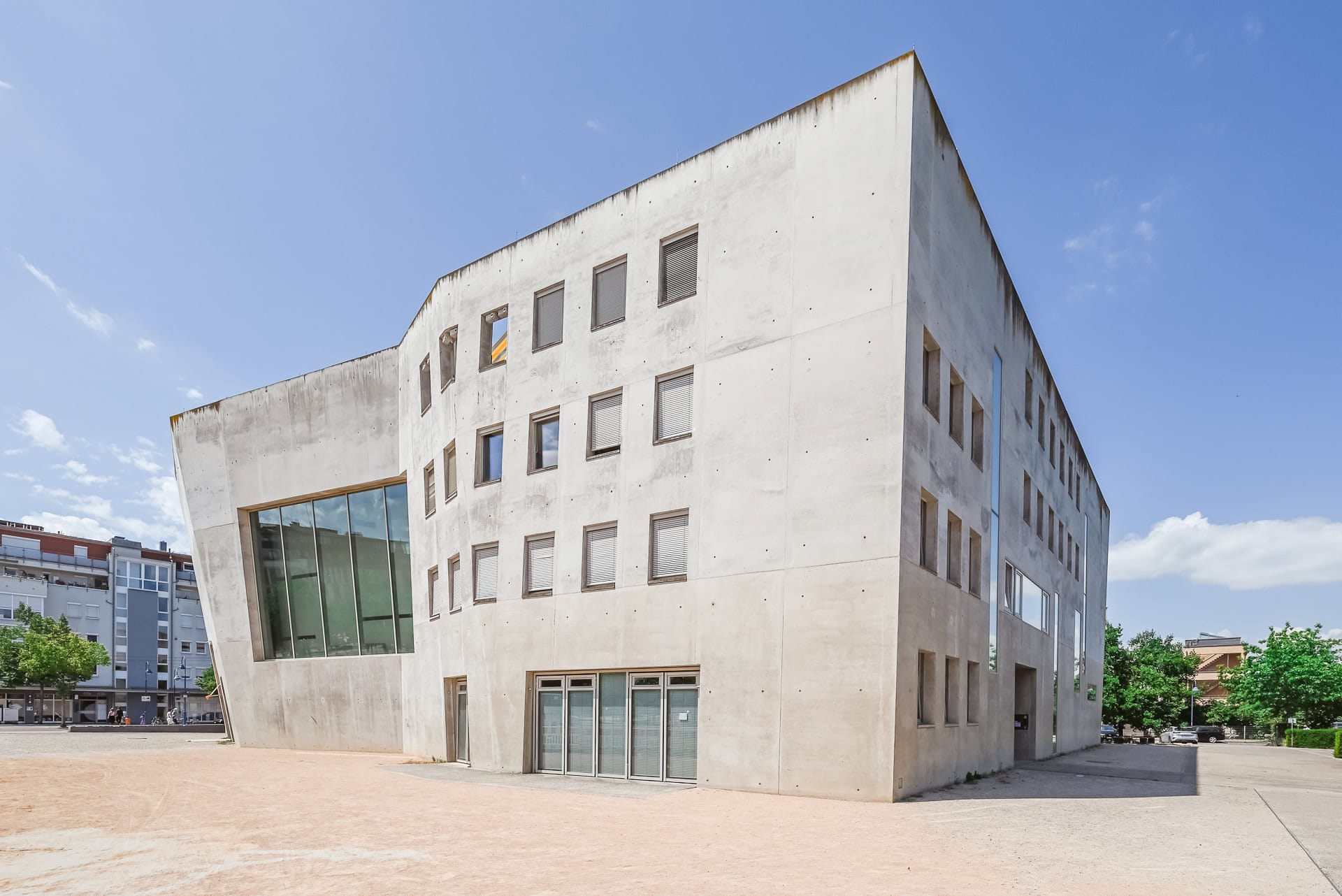 Außenansicht der Maria-Magdalena-Kirche als skulpturaler Sichtbetonbau auf dem Platz. Architektur von Kister Scheithauer Gross. Foto: Bertrand Weiss, weissfotografie.com.