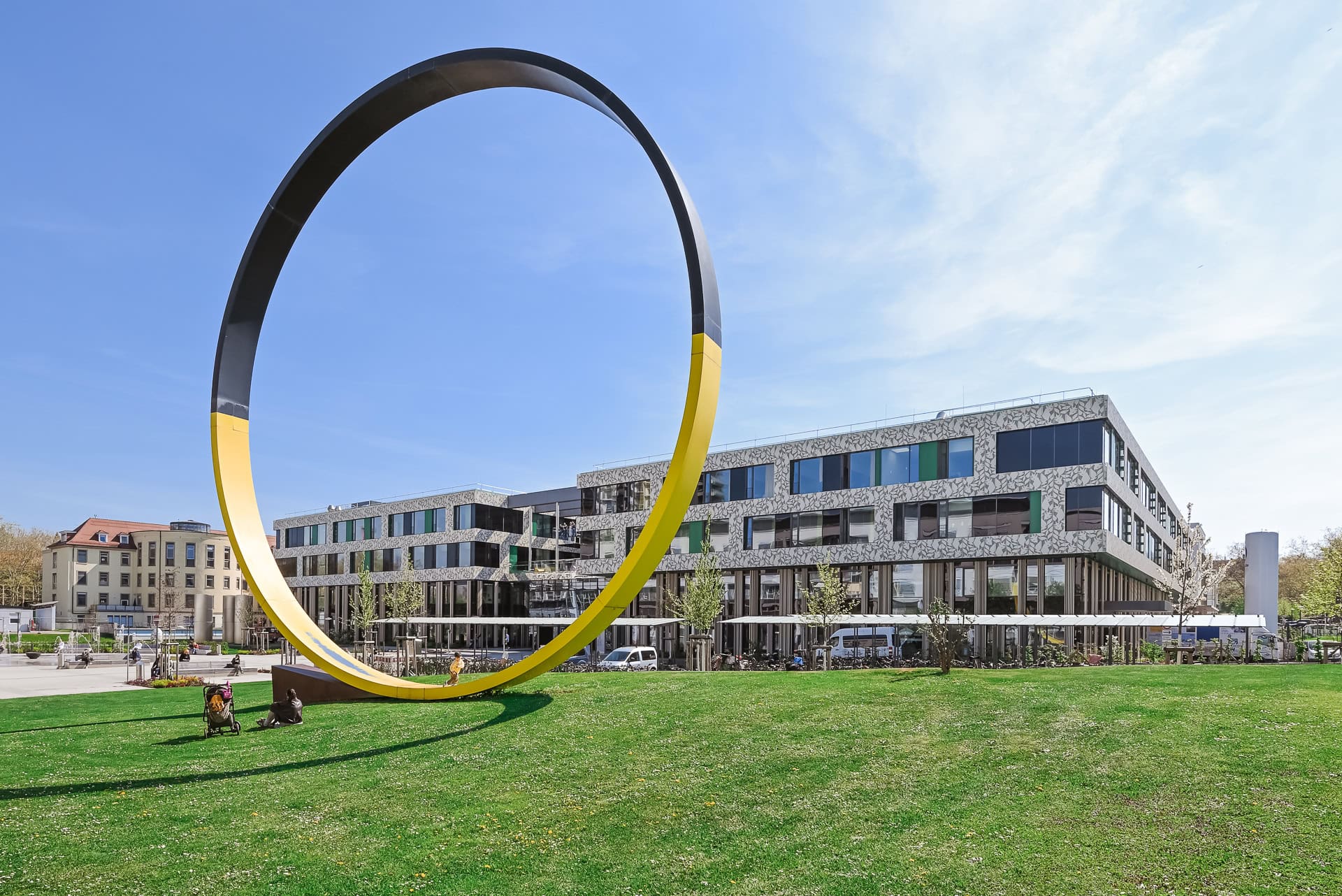 Außenansicht der Kinder- und Jugendklinik Freiburg mit großer Ringskulptur im Park. Architektur von Heinle, Wischer und Partner. Foto: Bertrand Weiss, weissfotografie.com.