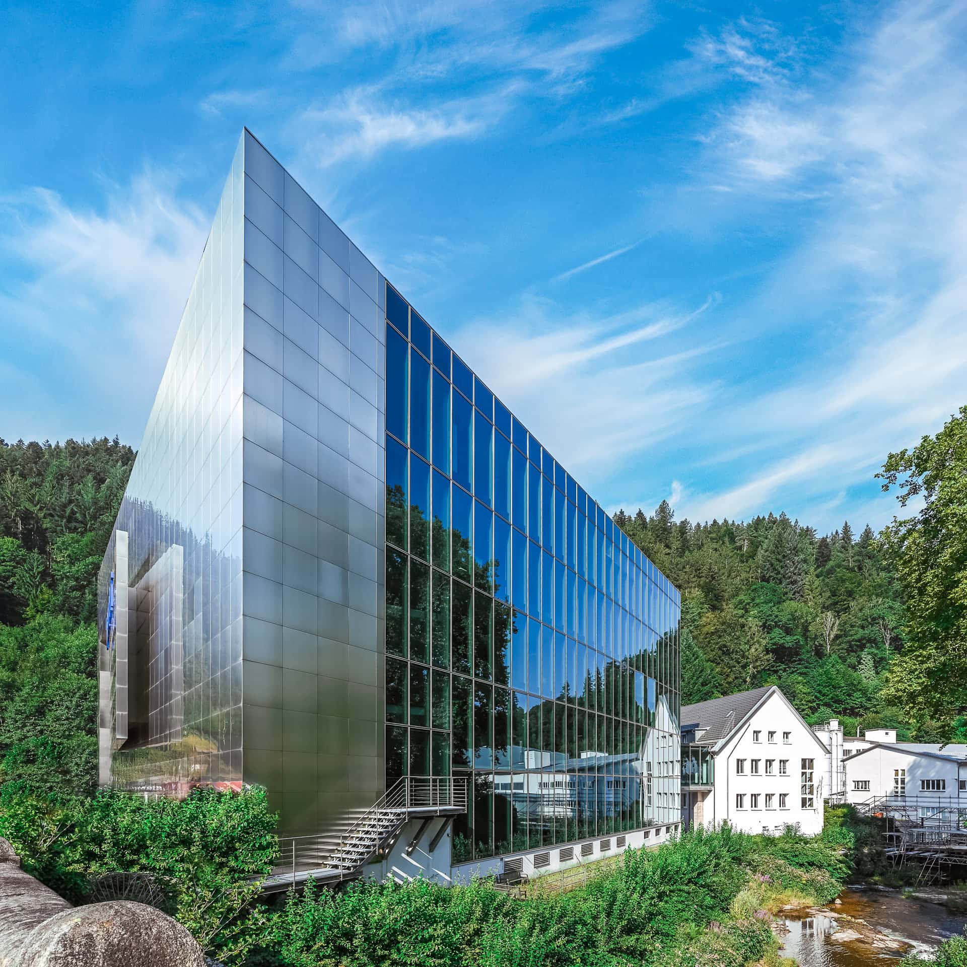 Seitenansicht des Duravit Design Centers in Hornberg. Architektur von Philippe Starck. Foto: Bertrand Weiss, weissfotografie.com.