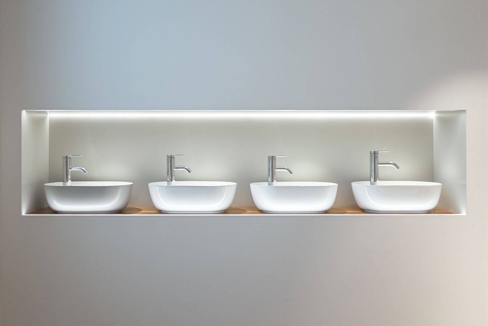 Waschtisch-Ausstellung im Duravit Design Center in Hornberg. Architektur von Philippe Starck. Foto: Bertrand Weiss, weissfotografie.com.