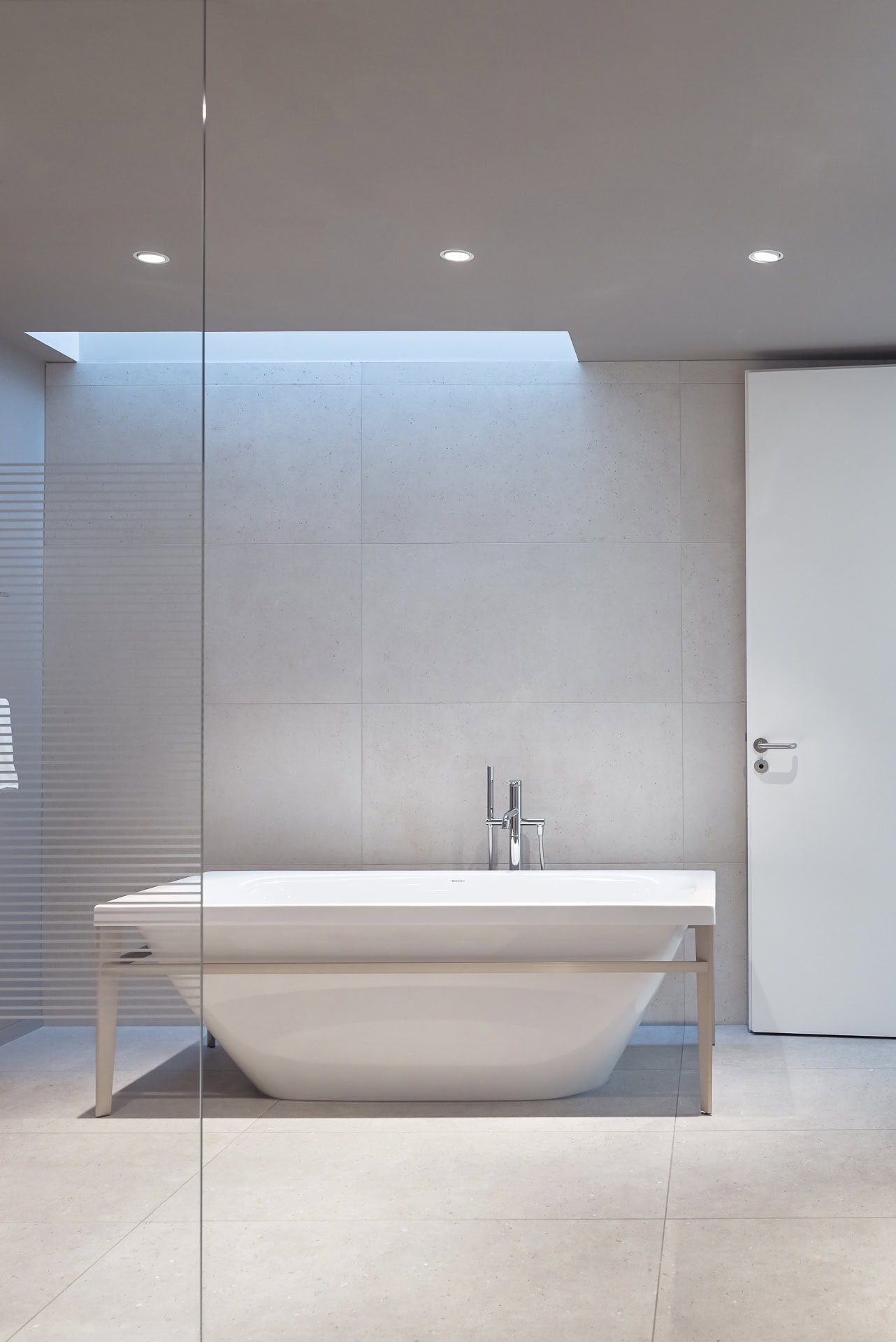 Bad mit freistehender Badewanne im Duravit Design Center in Hornberg. Architektur von Philippe Starck. Foto: Bertrand Weiss, weissfotografie.com.