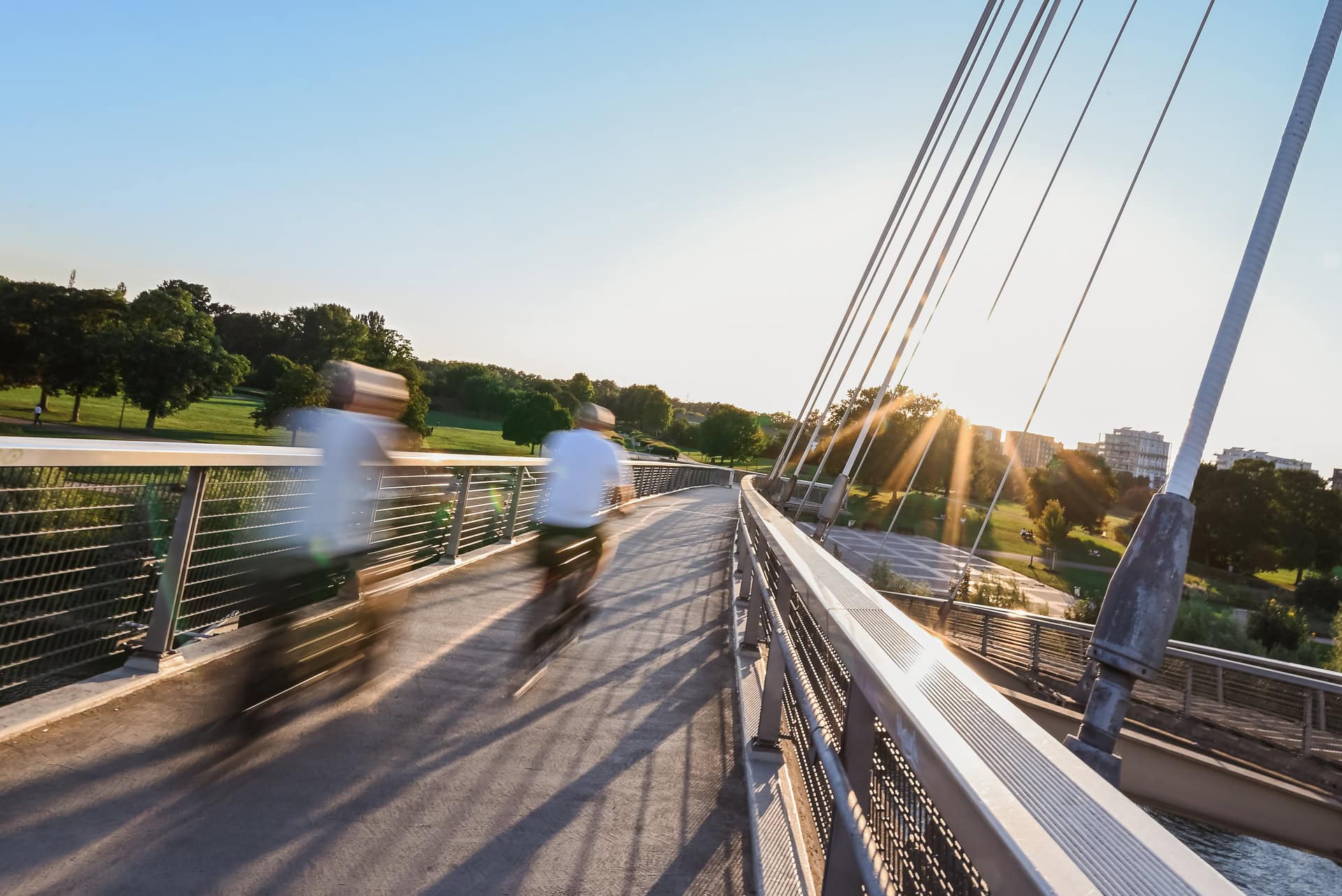 Radfahrer auf der Passerelle des Deux Rives im warmen Gegenlicht. Architektur von Marc Mimram Architecture & Ingénierie. Foto: Bertrand Weiss, weissfotografie.com.