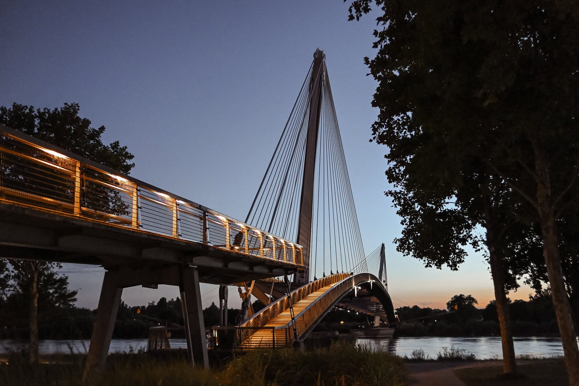 Beleuchtete Passerelle des Deux Rives in der Dämmerung. Architektur von Marc Mimram Architecture & Ingénierie. Foto: Bertrand Weiss, weissfotografie.com.
