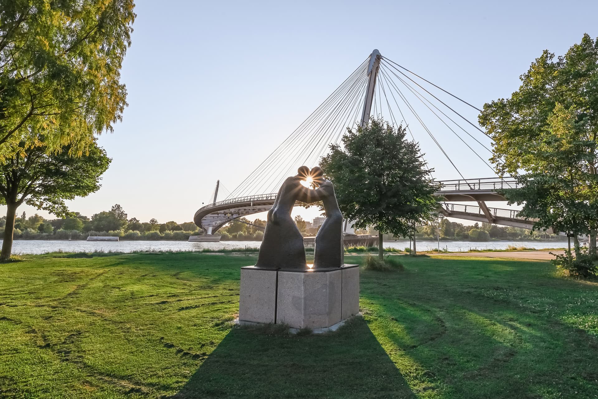 Passerelle des Deux Rives mit Skulptur und Parklandschaft am Rheinufer. Architektur von Marc Mimram Architecture & Ingénierie. Foto: Bertrand Weiss, weissfotografie.com.