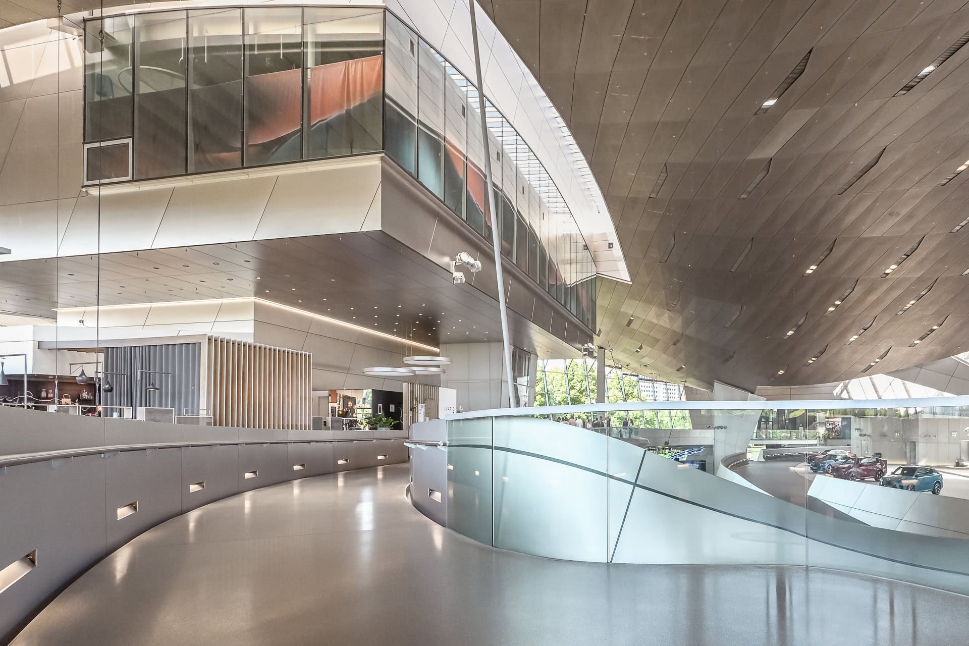 Innenansicht der BMW Welt in München. Architektur von Coop Himmelb(l)au. Foto: Bertrand Weiss, weissfotografie.com.