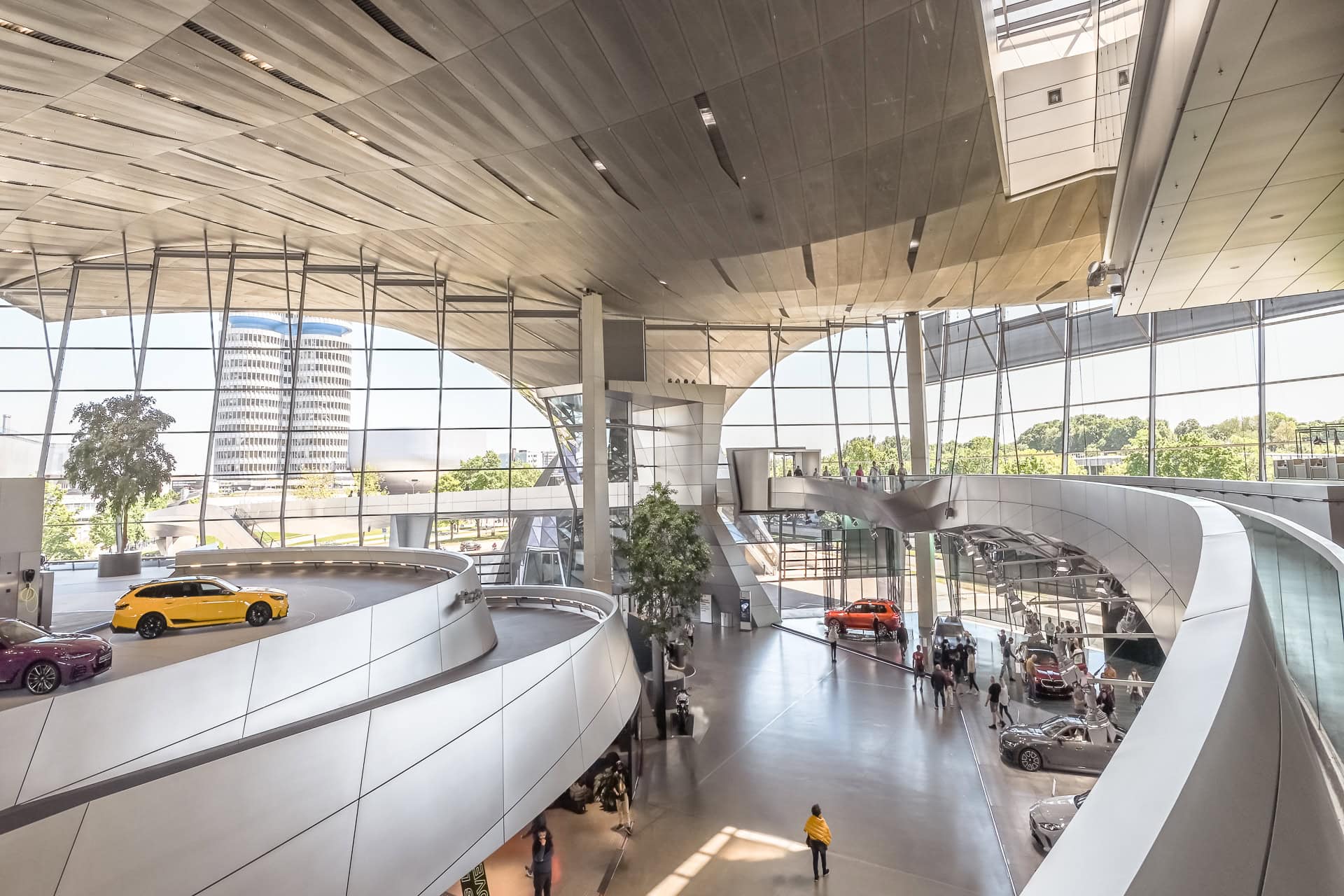 Innenansicht der BMW Welt in München. Architektur von Coop Himmelb(l)au. Foto: Bertrand Weiss, weissfotografie.com.