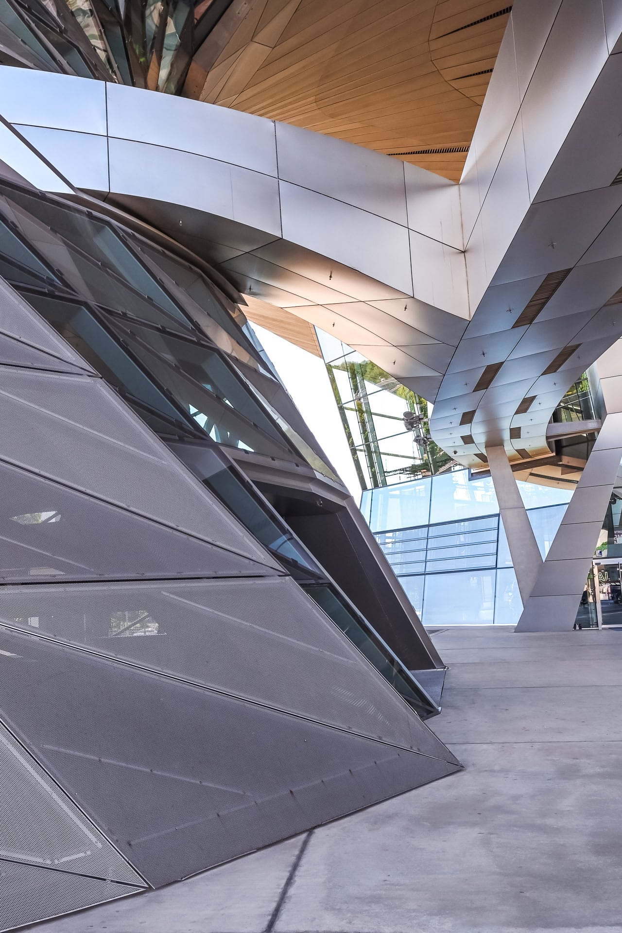 Eingangsbereich der BMW Welt in München. Architektur von Coop Himmelb(l)au. Foto: Bertrand Weiss, weissfotografie.com.