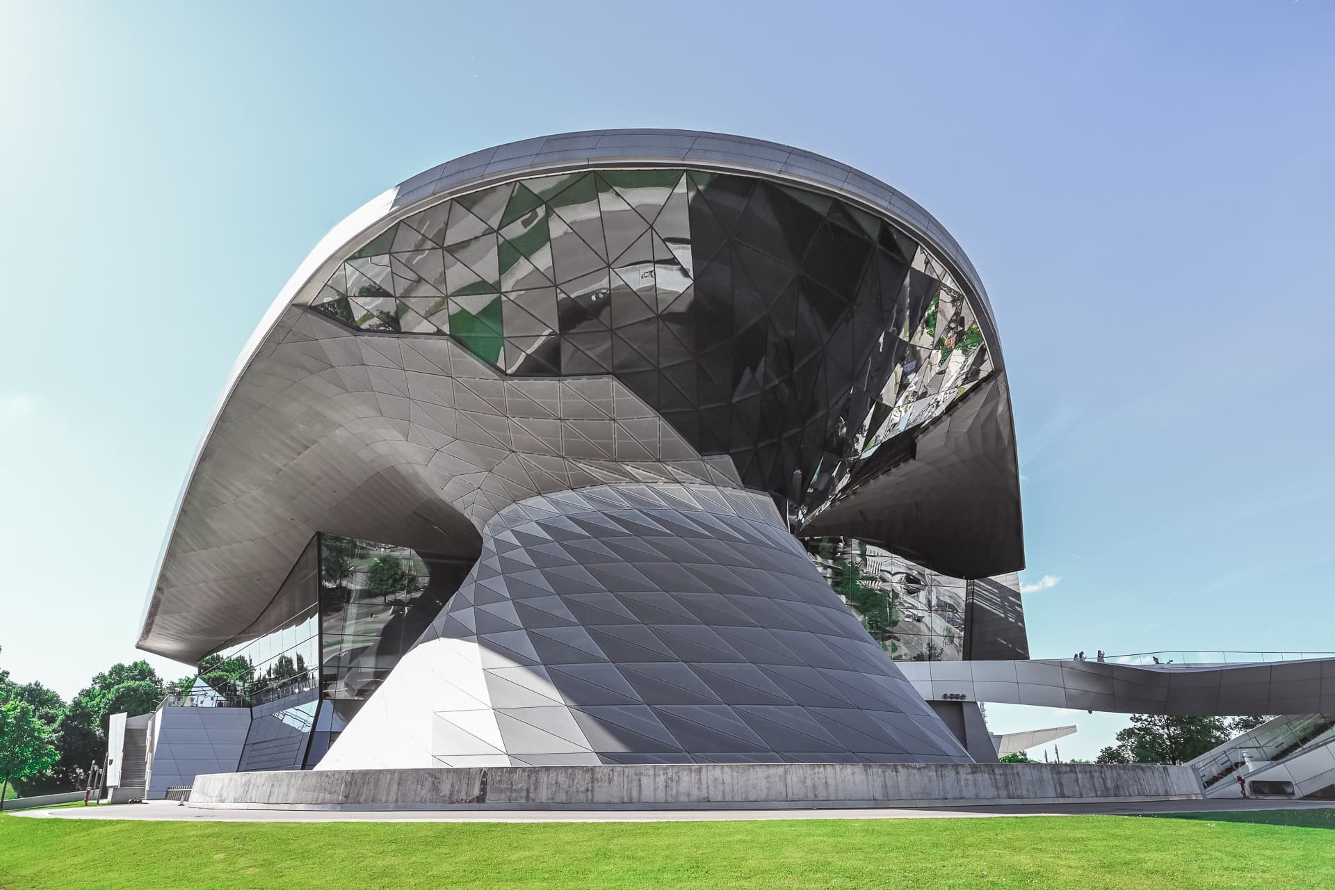 Außenansicht der BMW Welt in München. Architektur von Coop Himmelb(l)au. Foto: Bertrand Weiss, weissfotografie.com.
