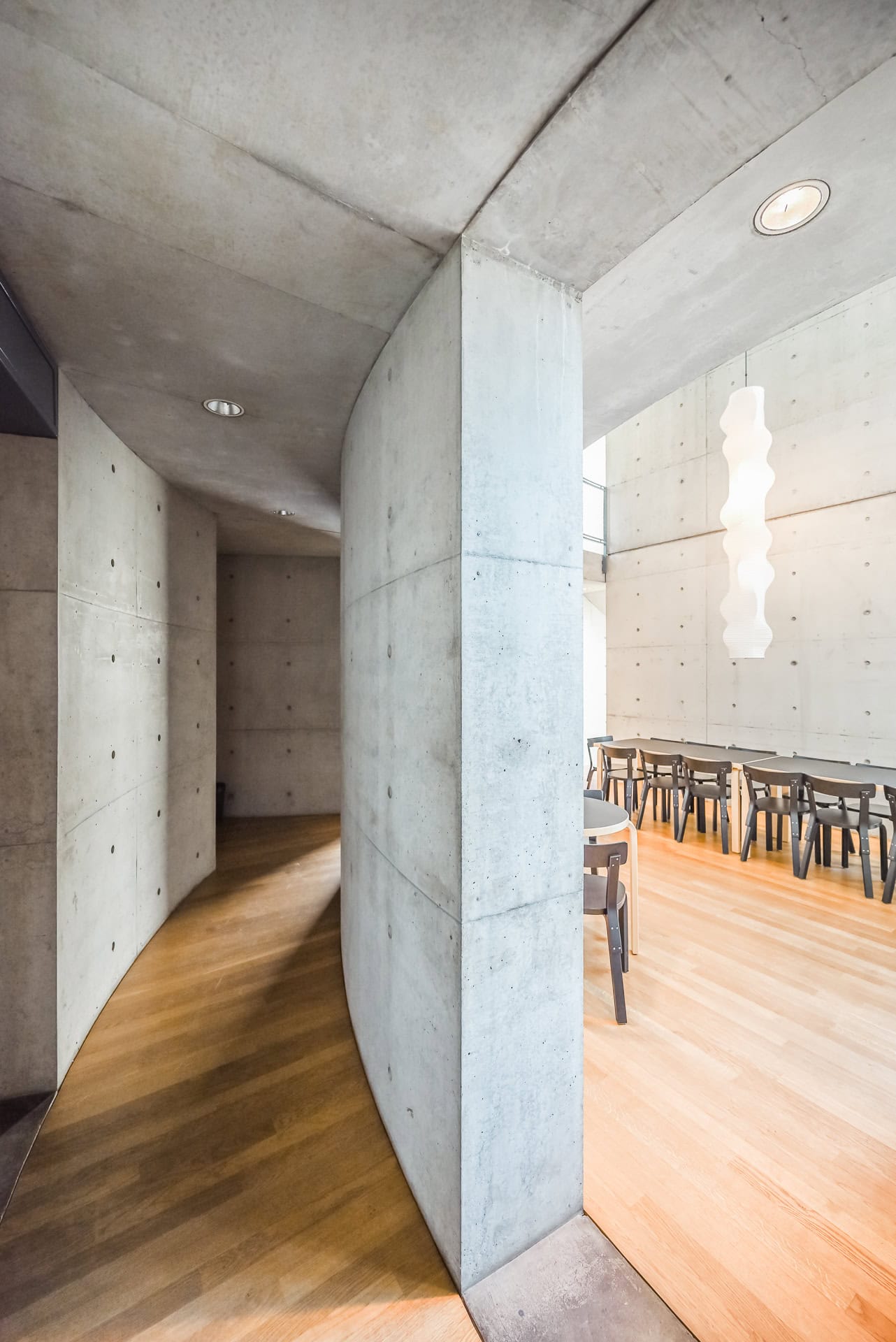 Übergang im Vitra Konferenzpavillon mit Sichtbeton, Stütze und Blick in einen hellen Raum. Architektur von Tadao Ando. Foto: Bertrand Weiss, weissfotografie.com.