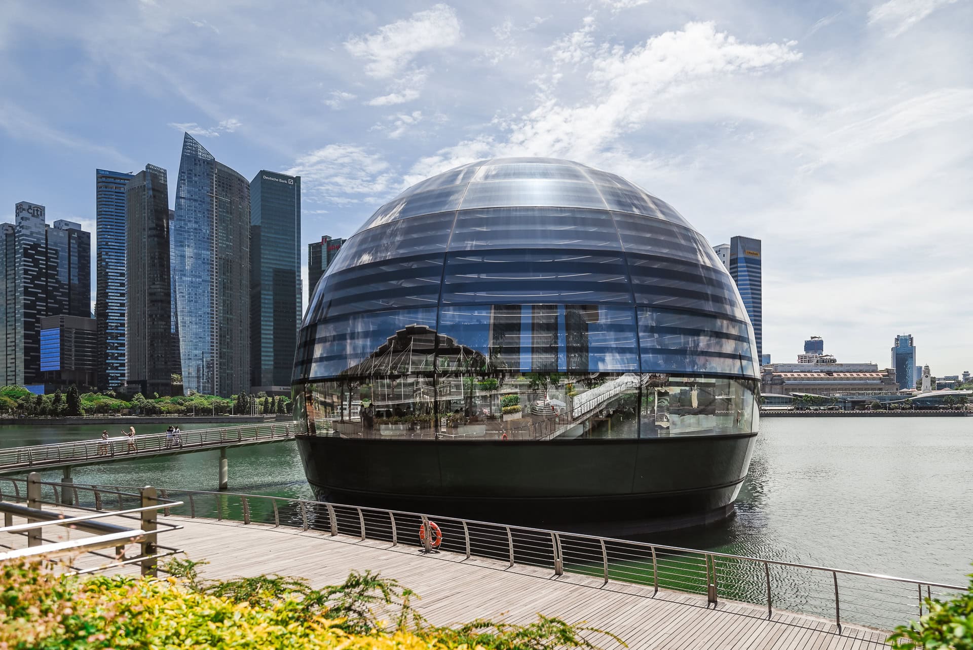 Frontale Außenansicht der gläsernen Kuppel mit Skyline des Finanzviertels im Hintergrund. Architektur von Foster + Partners. Foto: Bertrand Weiss, weissfotografie.com.