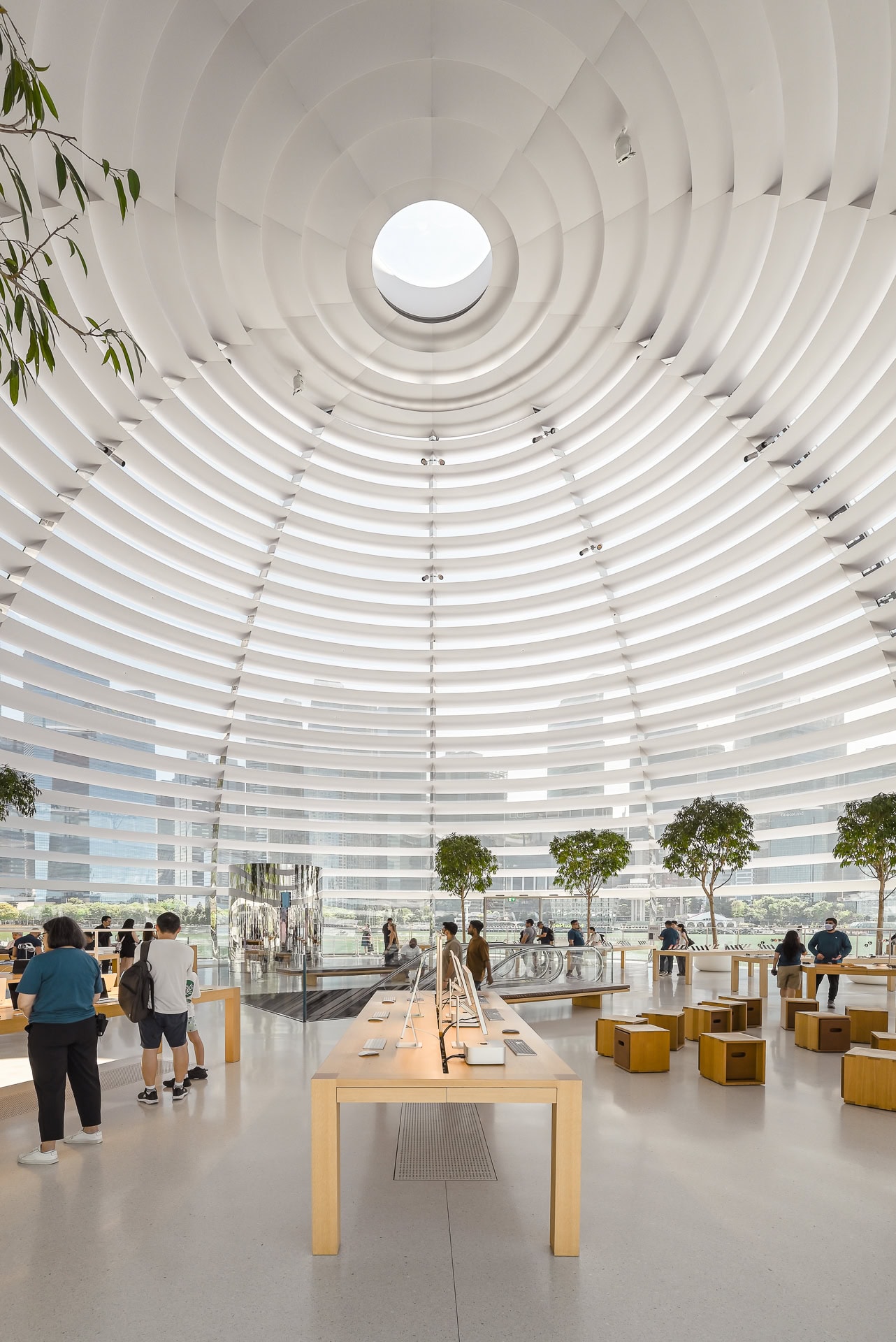 Innenansicht der Kuppel mit zentralem Oberlicht, umlaufenden Lamellen und Produktmöbeln. Architektur von Foster + Partners. Foto: Bertrand Weiss, weissfotografie.com.