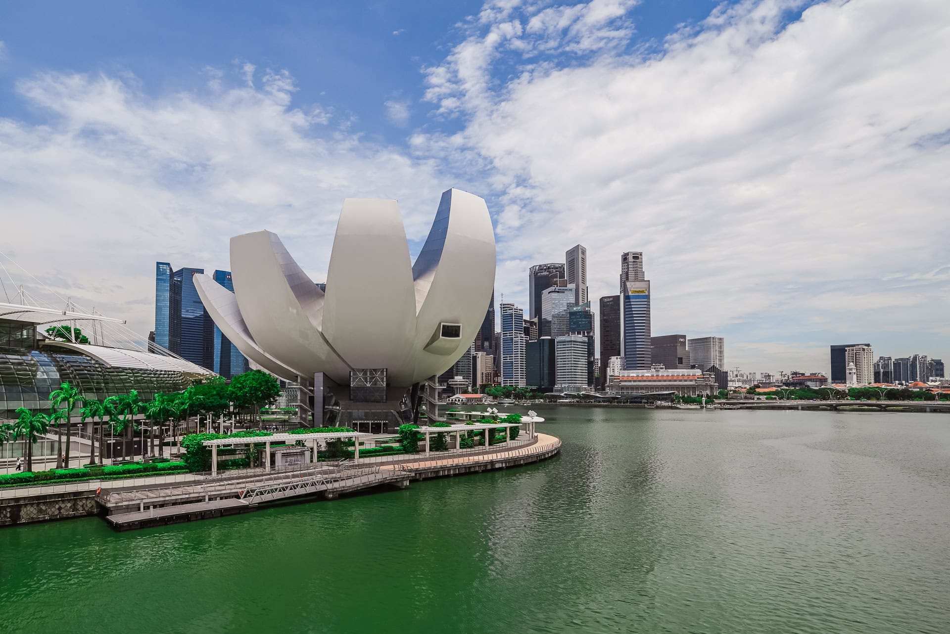 ArtScience Museum am Ufer der Marina Bay mit Skyline des Finanzviertels im Hintergrund. Architektur von Safdie Architects. Foto: Bertrand Weiss, weissfotografie.com.