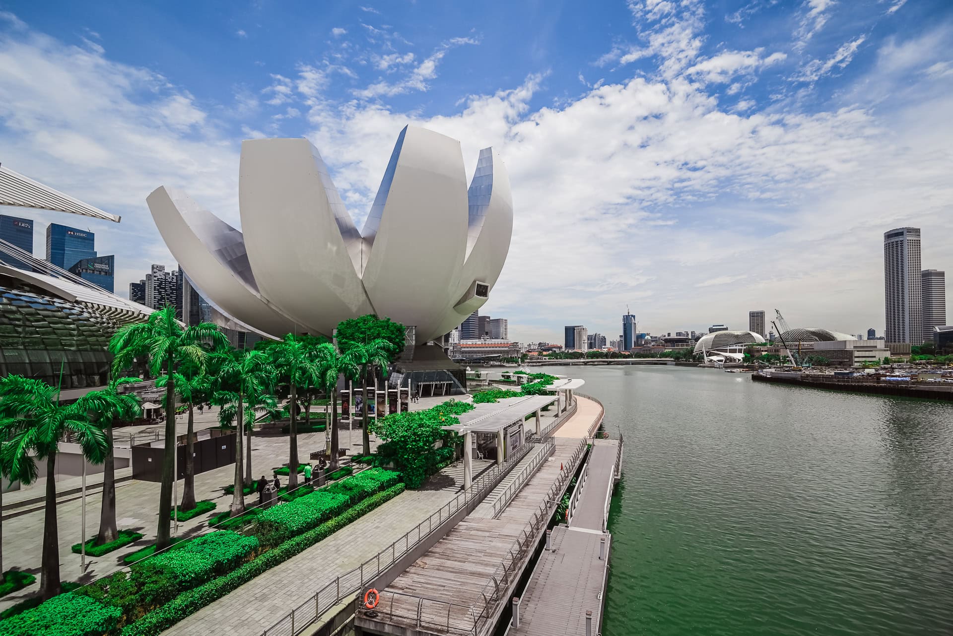 ArtScience Museum am Ufer der Marina Bay mit Skyline des Finanzviertels im Hintergrund. Architektur von Safdie Architects. Foto: Bertrand Weiss, weissfotografie.com.