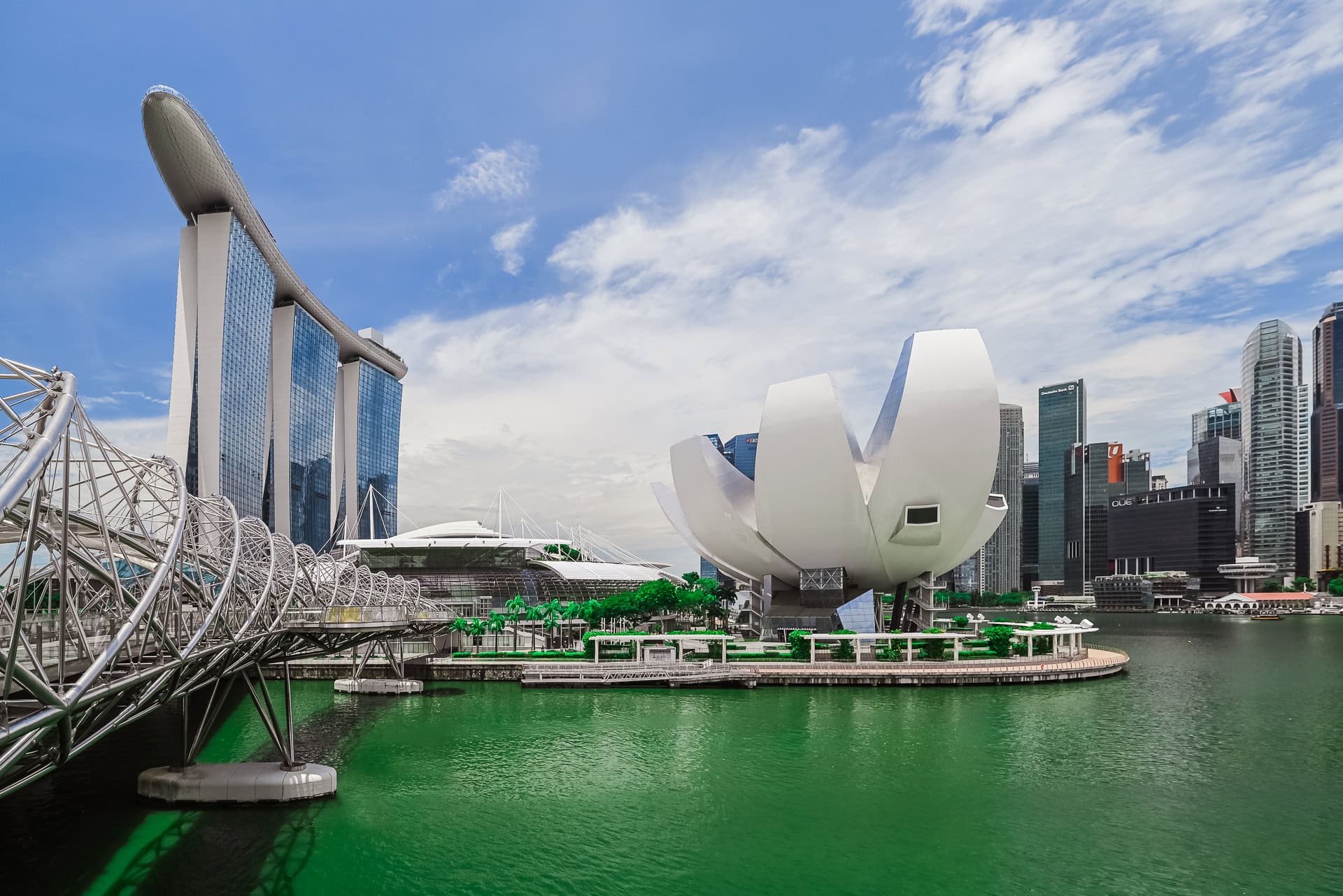 ArtScience Museum und Marina Bay Sands mit Helix Bridge und Skyline an der Marina Bay. Architektur von Safdie Architects. Foto: Bertrand Weiss, weissfotografie.com.
