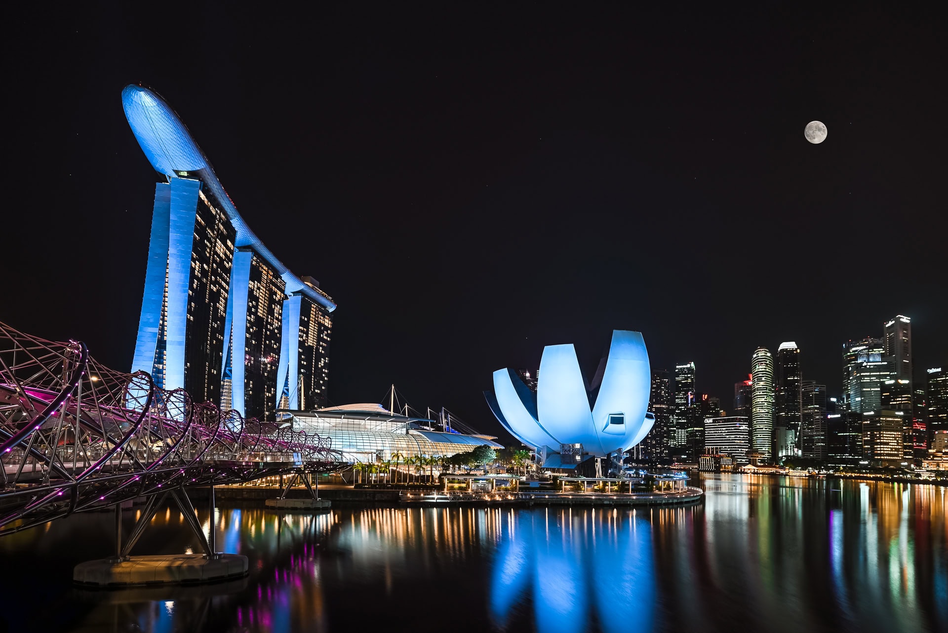 Nächtliche Ansicht der Marina Bay mit ArtScience Museum, Marina Bay Sands und Spiegelungen im Wasser. Architektur von Safdie Architects. Foto: Bertrand Weiss, weissfotografie.com.