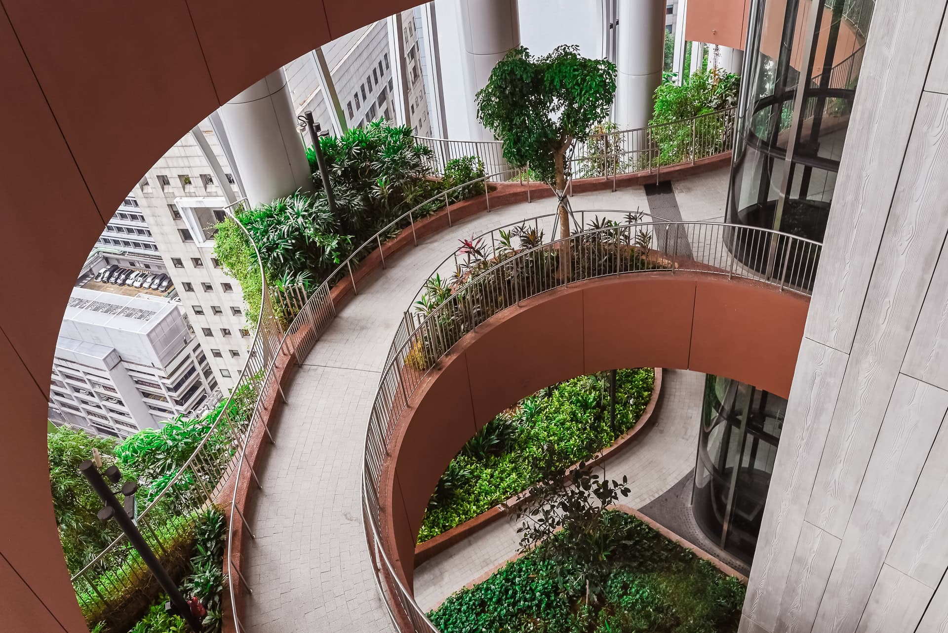 Blick von oben auf die verschlungenen Wege, Treppen und Pflanzflächen der Green Oasis. Architektur von BIG und CRA. Foto: Bertrand Weiss, weissfotografie.com.