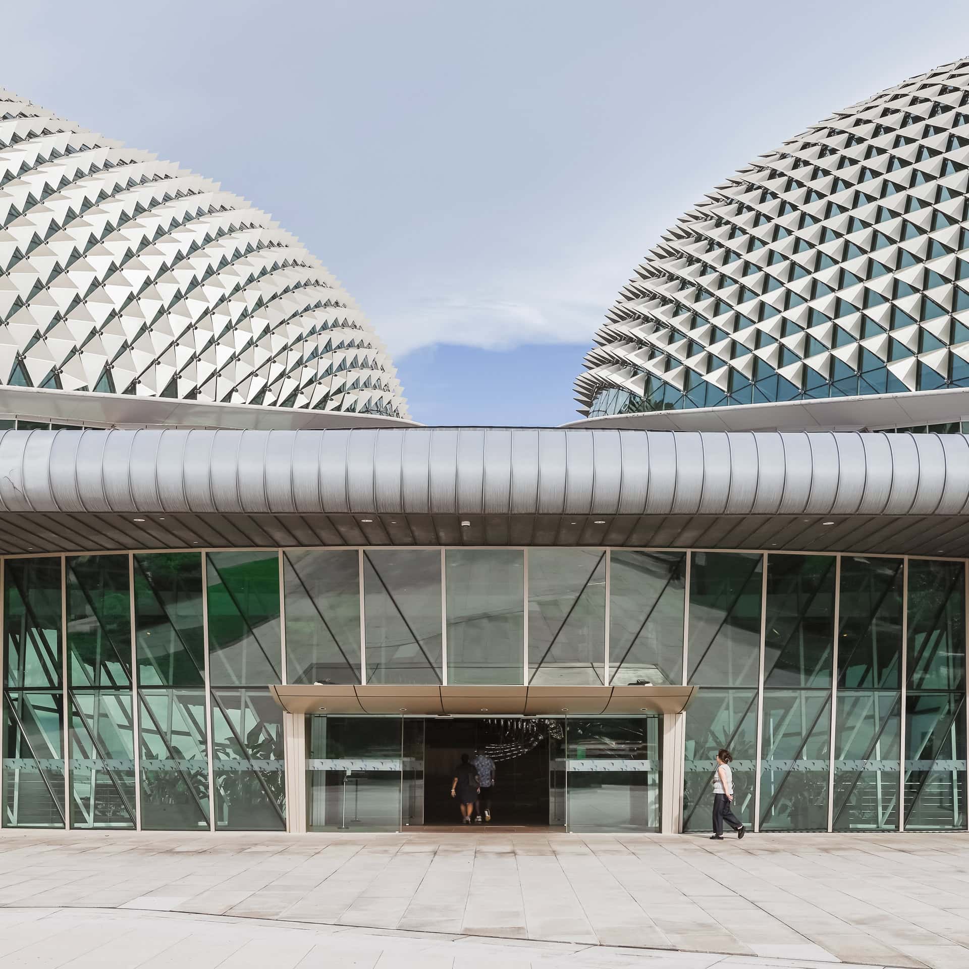 Eingangsbereich des Esplanade mit der geometrisch gegliederten Fassadenhülle aus Sonnenschutzlamellen und Glas. Architektur von DP Architects und Michael Wilford & Partners. Foto: Bertrand Weiss, weissfotografie.com.