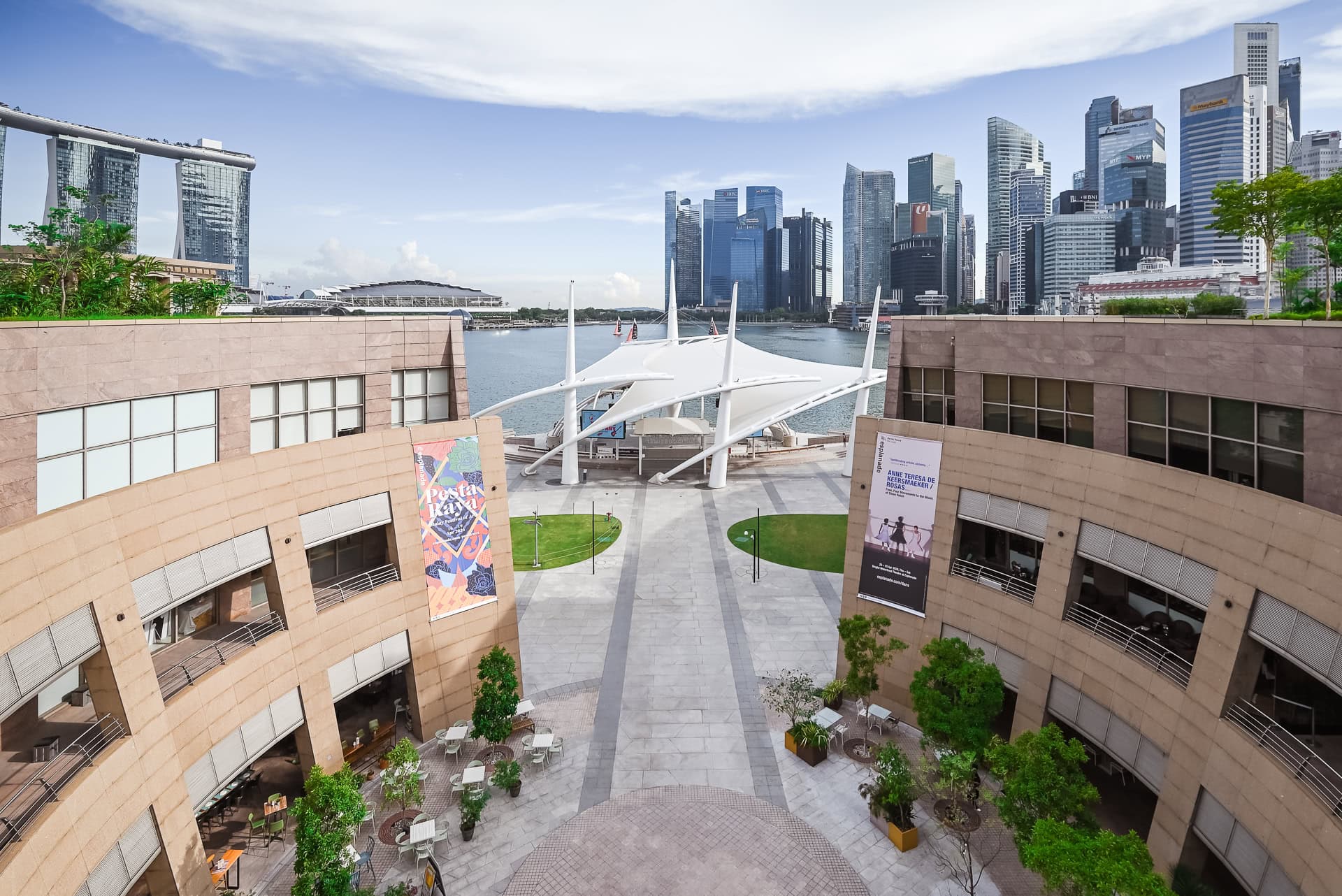 Blick über den Innenhof des Esplanade auf die Marina Bay und die Skyline von Singapur. Architektur von DP Architects und Michael Wilford & Partners. Foto: Bertrand Weiss, weissfotografie.com.