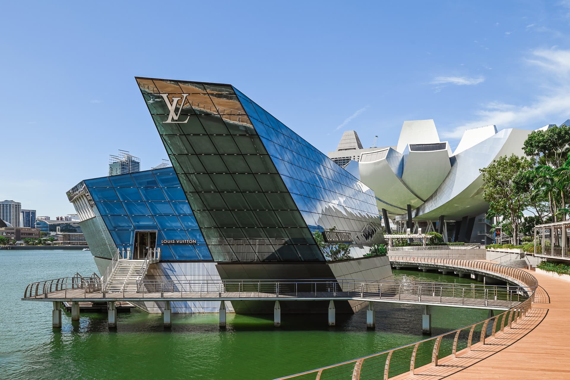 Glaspavillon des Louis Vuitton Island Maison mit ArtScience Museum und Uferpromenade im Hintergrund. Architektur von Safdie Architects. Foto: Bertrand Weiss, weissfotografie.com.