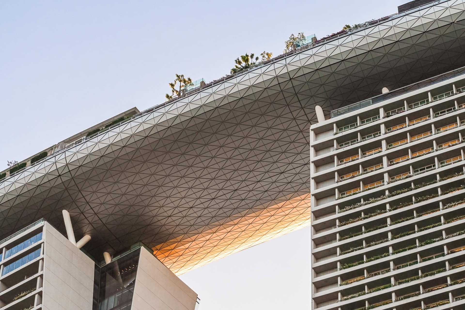 Weit auskragende Dachkonstruktion des Marina Bay Sands mit geometrischer Untersicht und begrünten Dachflächen. Architektur von Safdie Architects. Foto: Bertrand Weiss, weissfotografie.com.