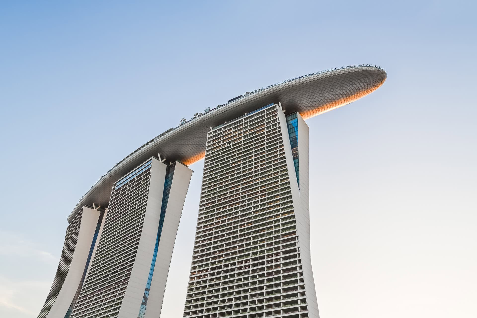Ansicht des Marina Bay Sands von unten. Architektur von Safdie Architects. Foto: Bertrand Weiss, weissfotografie.com.