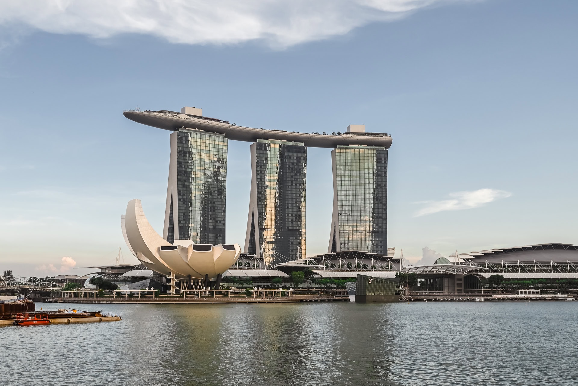 Marina Bay Sands im Abendlicht mit auskragendem SkyPark und bepflanzten Hotelfassaden. Architektur von Safdie Architects. Foto: Bertrand Weiss, weissfotografie.com.