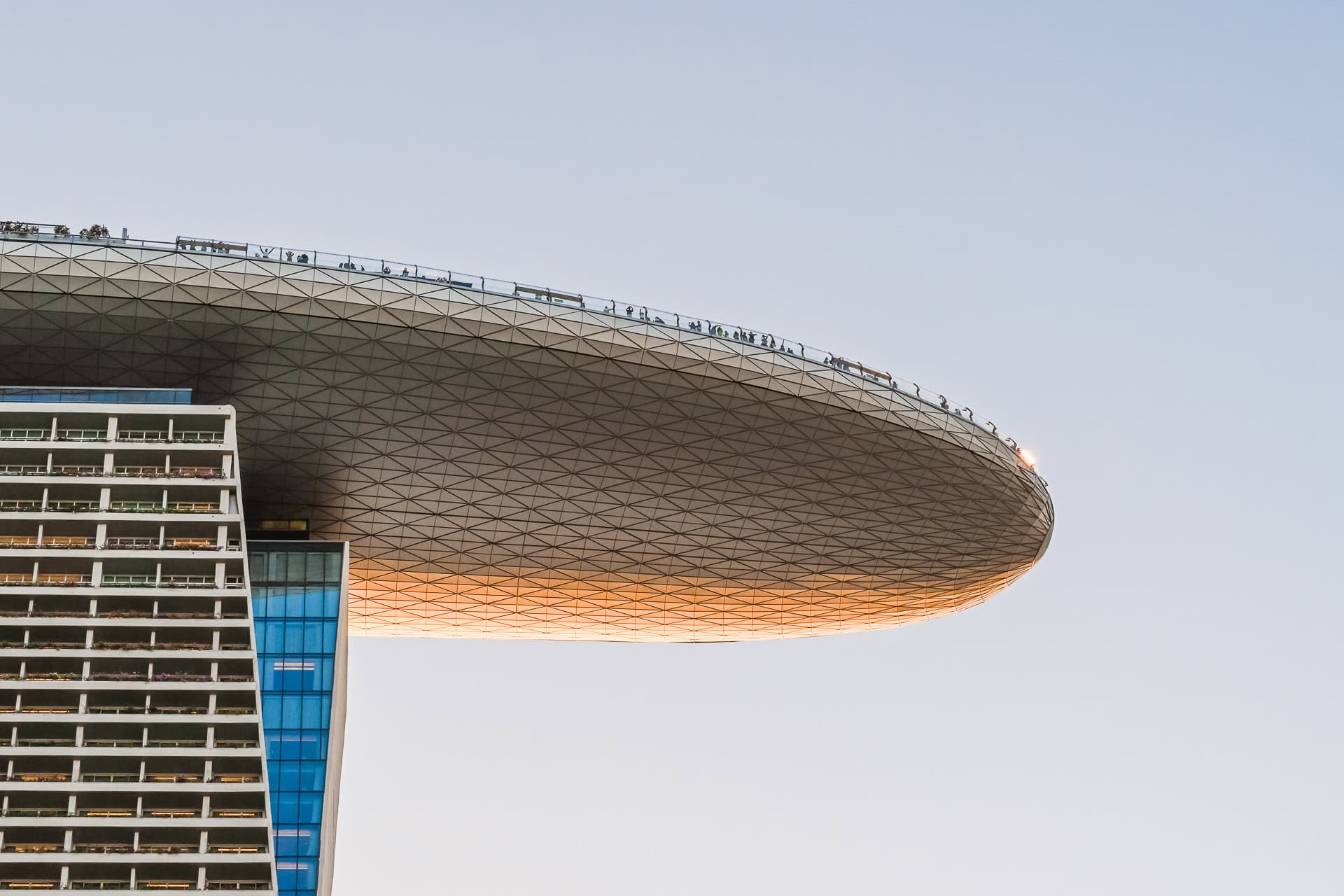 Weit auskragende Dachkonstruktion des Marina Bay Sands mit geometrischer Untersicht und begrünten Dachflächen. Architektur von Safdie Architects. Foto: Bertrand Weiss, weissfotografie.com.